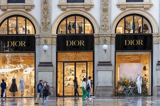 Dior dělal ze zaměstnanců otroky: 24hodinové směny, spánek v továrně, žádné volno a zanedbatelná mzda - Novinky