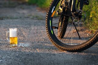 Může cyklista posilněný alkoholem přijít o řidičák? Pokuta až 50 000 Kč