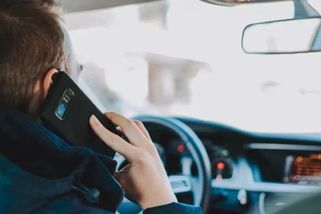 Jen zastavit na krajnici nestačí. Zákon jasně říká, kdy můžete telefonovat v autě bez hrozby pokuty