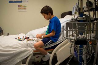 „Syn je v nemocnici!“ Manžel 70 tisíc na léčbu neposlal