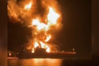 Dva tankery hoří v přístavu Umm Kasr. Irák po útoku zcela zastavil plnění lodí ropou - Novinky