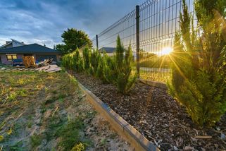 Zkontrolujte si výšku plotu: Pouhý 1 centimetr nad limit znamená tučnou pokutu. Úřady to pečlivě sledují - Techsvět