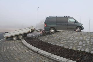 Řidič nedobrzdil nákladní soupravu a vyjel na kruhový objezd | hasici.cz