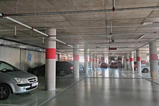 ‚Projektant si ulehčil práci.‘ Auta vyšší než 180 centimetrů nevjedou do parkovacího domu ve Vsetíně