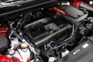 Bez spalovacích motorů se ještě dlouho neobejdeme, zní z Toyoty