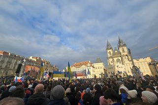 Čeští umělci opět podpořili Ukrajinu na Staroměstském náměstí