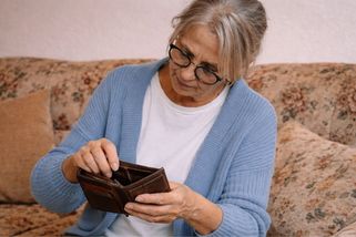 Senioři nesouhlasí se zavedením fixní platby za vodné a stočné. Svým důchodem dotují mladé rodiny, říkají