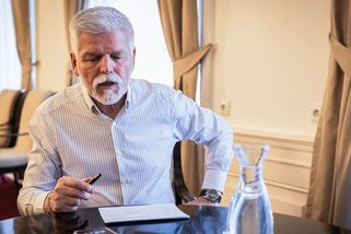 Babišova vláda snížila Hradu rozpočet o desítky milionů