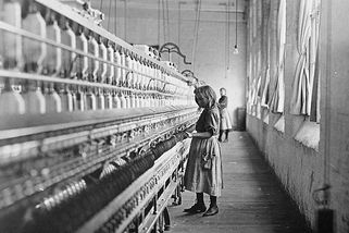 Fotografie, která obletěla svět. Sadie Phifer bylo pouhých devět. Místo dětství pracovala v továrně - Médium.cz