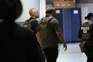 USA hromadně deportují Ukrajince. Některé převáží rovnou na frontu | TN.cz