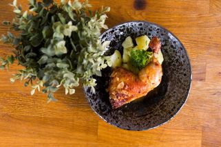 Šťavnatá kuřecí stehna jedna báseň. Stačí namarinovat a poté upéct | Toprecepty