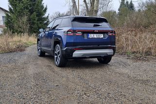 Test Jeep uvedl na český trh nový Compass. Rovnou jsme ho projeli – První jízdní dojmy