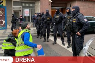 KOMENTÁŘ: Je v pořádku zkopat aktivisty, kteří se posadí do silnice?