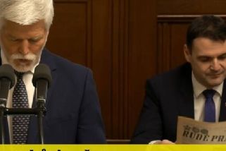 Rudé právo ve Sněmovně: Macinka při Pavlově projevu listoval stranickým deníkem, tvrdí ale, že šlo jen o články o armádě