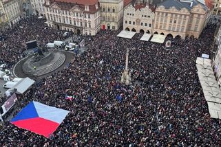 Češi v neděli vyjdou na stovky náměstí. Hájit prezidenta a slušnost nestačí - Médium.cz