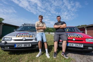 Mladíci z Pardubic dojeli na západ Francie ve starých feliciích - Novinky