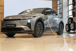 Toyota C-HR+ dorazila do Česka, na mušku si bere Škodu Elroq - Novinky