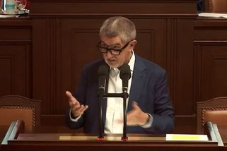 Babiš se omluvil Kalouskovi za výrok, že „zabil lidi cez padáky.“ Ten s rozpaky přijal - Novinky