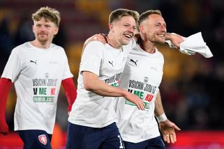 V kabině už teče pivo! Češi slaví vysněný postup na mistrovství světa - Sport.cz