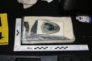 Celníci našli u řidiče na dálnici kilogram kokainu. Droga byla schovaná v chlebníku - Novinky