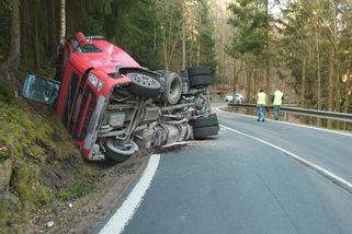 Silnice u Bečova je konečně narovnaná. Není tam rozdíl, stěžují si řidiči