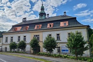 Zámek v městečku, kde našel azyl Komenský, byl v havarijním stavu. Dnes se nadechuje k novému životu - Novinky