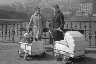 V čem se vozila mimina za komunismu? Vanička, kukaň, osmipérák, barevná Liberta i kočár s okénky - Proženy.cz