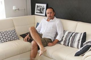 Jak bydlí zpěvák Marian Vojtko: Má dům za Prahou s krbem