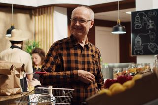 V obchodě jsem pustila seniora ve frontě před sebe. Jeho reakce dojala všechny kolem - Médium.cz