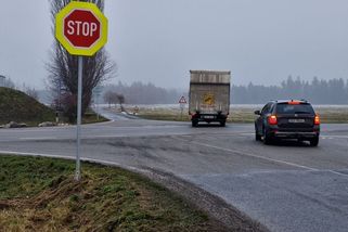 Snížení rychlosti nepomohlo. Policisté na Svitavsku nevylučují změnu křižovatky, kde zemřeli tři lidé - Novinky