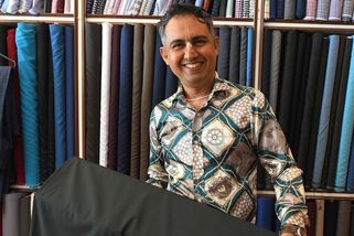 Před 20 lety utíkal ulicemi před tsunami, dnes šije českým turistům obleky na míru - Novinky