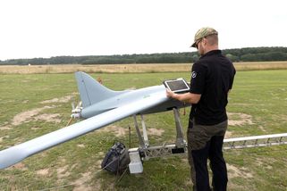 Utajená česká továrna posílá drony do války proti Rusku. Pilotuje umělá inteligence