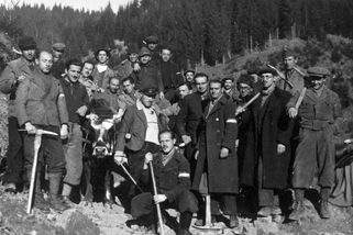 Vlastními těly hledali miny. Židovsko-romské pracovní jednotky maďarské armády - Médium.cz