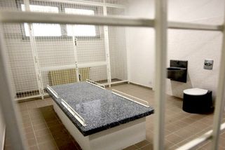 Karla P. kritizovala zaměstnavatele. Skončila v blázinci i na samotce