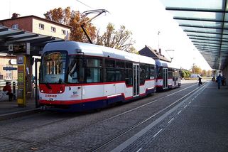 Srážka s tramvají není jen vina chodce. Dopravce se odpovědnosti jen tak nezbaví