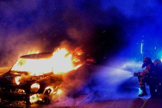 Klimatičtí extremisté zapalují už i elektrická auta - Novinky