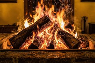 Velký přehled zákazů, omezení a budoucnosti topení dřevem v krbových kamnech a kotlech v ČR