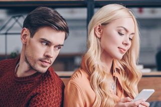 Poradna vztahového kouče: On šíleně žárlí a já jsem strašně výbušná.