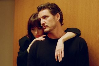 Do Varů nepřijede, ale léto 2025 patří i Pedrovi Pascalovi. Víme proč