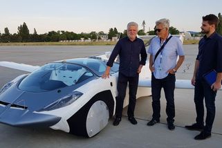 Hudebník Jean-Michel Jarre se proletěl ve slovenském létajícím automobilu - Novinky