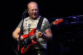 Zatímco Petrovi Jandovi umírala žena, podváděl ji s milenkami. V 58 pak sbalil 18letou fanynku. - Médium.cz