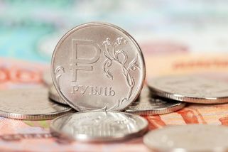 Rubl se hluboce propadl. Ruská centrální banka zastavuje nákup zahraničních měn - Novinky