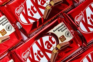 Velká čokoládová loupež: Zmizel kamion s 12 tunami tyčinek KitKat, namířeno měl přes Česko