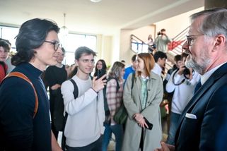 Boj o prvovoliče začal. Politici za nimi míří i do škol - Novinky