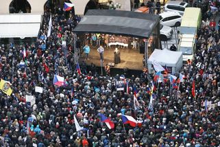 Místo zákazníků láká demonstranty. Skladatel léčí covid žíravinou a odmítá očkování