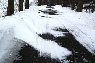 Kvůli sněhu a ledovce uzavírají v Jizerských horách silnici kolem přehrady Souš - Novinky