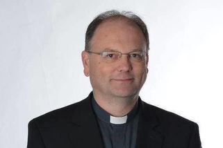 Generální vikář a kněz Jakub Holík odchází z plzeňské diecéze. Má vztah - Novinky