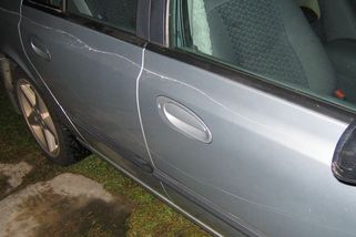 Na parkovišti mi někdo poškrábal auto. Cedulka za stěračem mě dostala víc než škoda - Médium.cz