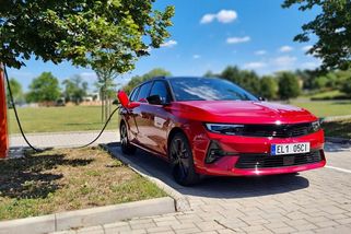 Dojezd elektromobilů jako falešné téma? U spalovacích aut nikoho netrápí, u elektromobilů se stal nesmyslnou mantrou