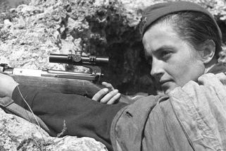 Lyudmila Pavličenková: studentka, která se stala nejúspěšnější sniperkou světa - Médium.cz